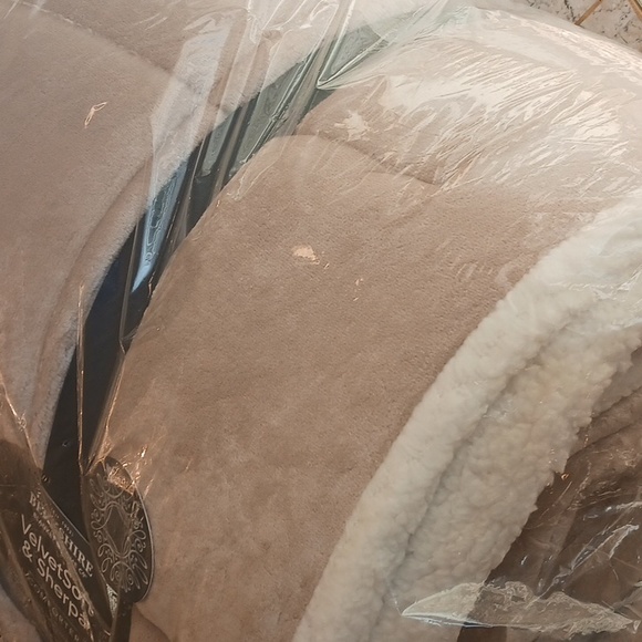 Limited Edition Berkshire Velvet soft/sherpa comforter& shams set/ Full size - Picture 8 of 12